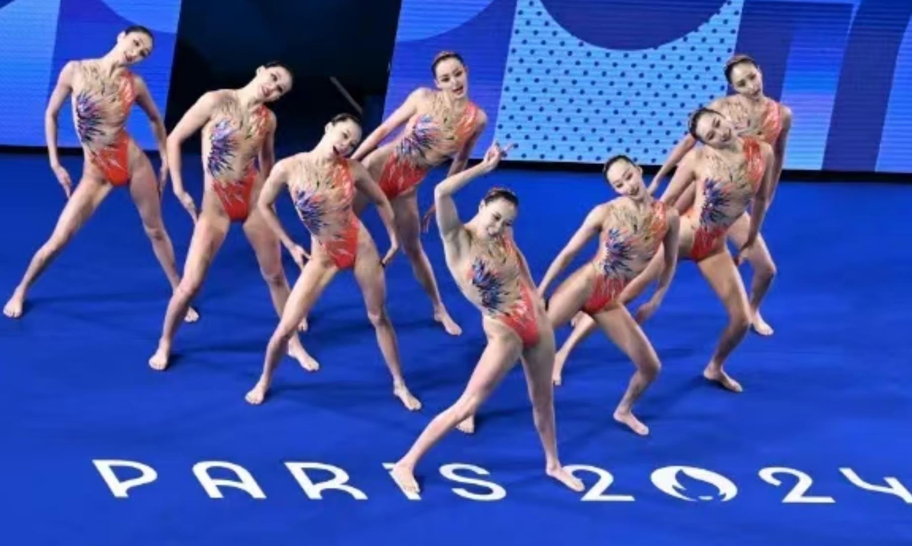 白衣下边是红衣，香港行期间一阿森纳球迷卧底在热刺球迷看台